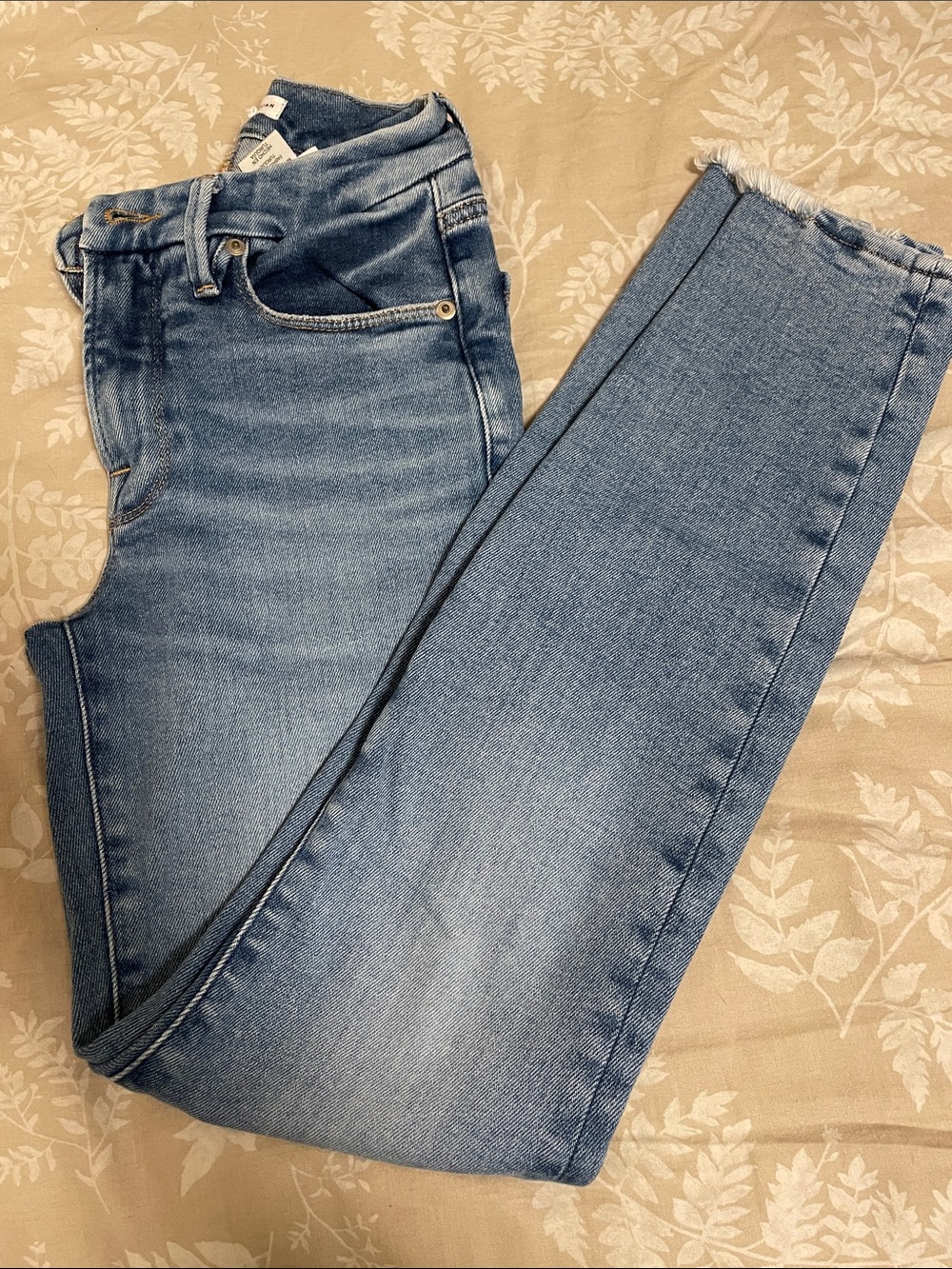 Good American Light Blue Skinny Jeans with Frayed Hem